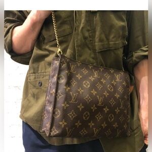 Louis Vuitton
Monogram Toiletry Pouch large converted Crossbody